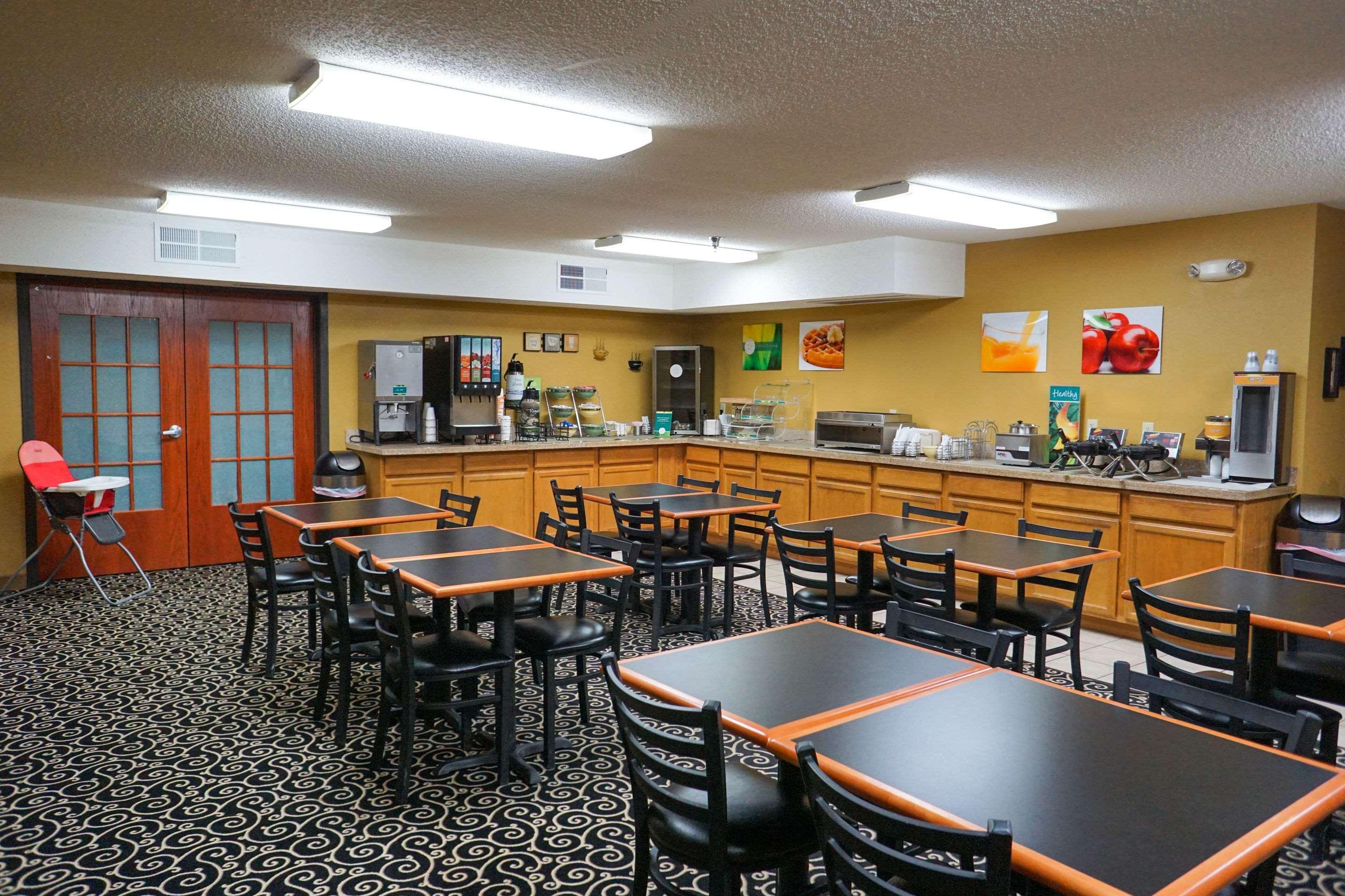 Quality Inn & Suites Watertown Near Prairie Lakes Ice Arena Екстер'єр фото