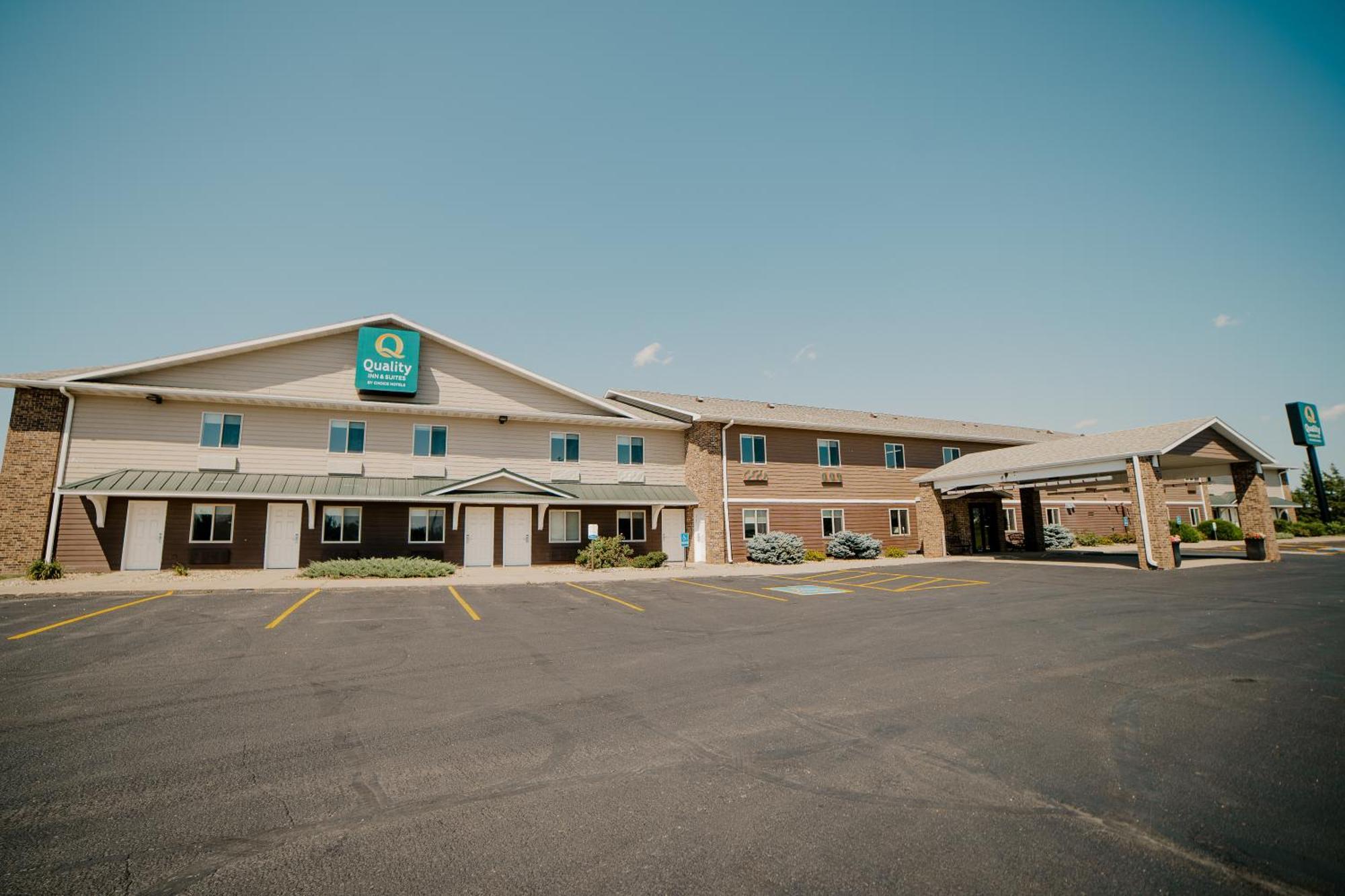Quality Inn & Suites Watertown Near Prairie Lakes Ice Arena Екстер'єр фото
