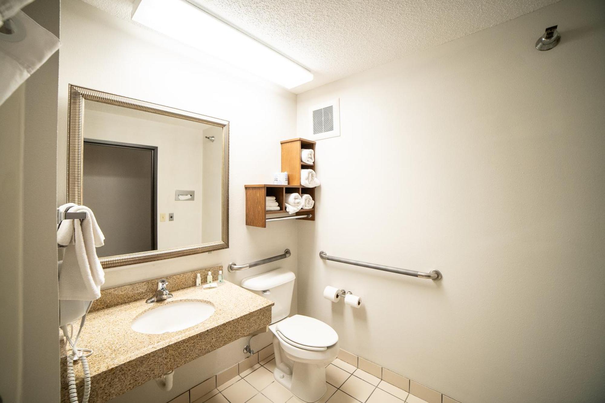 Quality Inn & Suites Watertown Near Prairie Lakes Ice Arena Екстер'єр фото