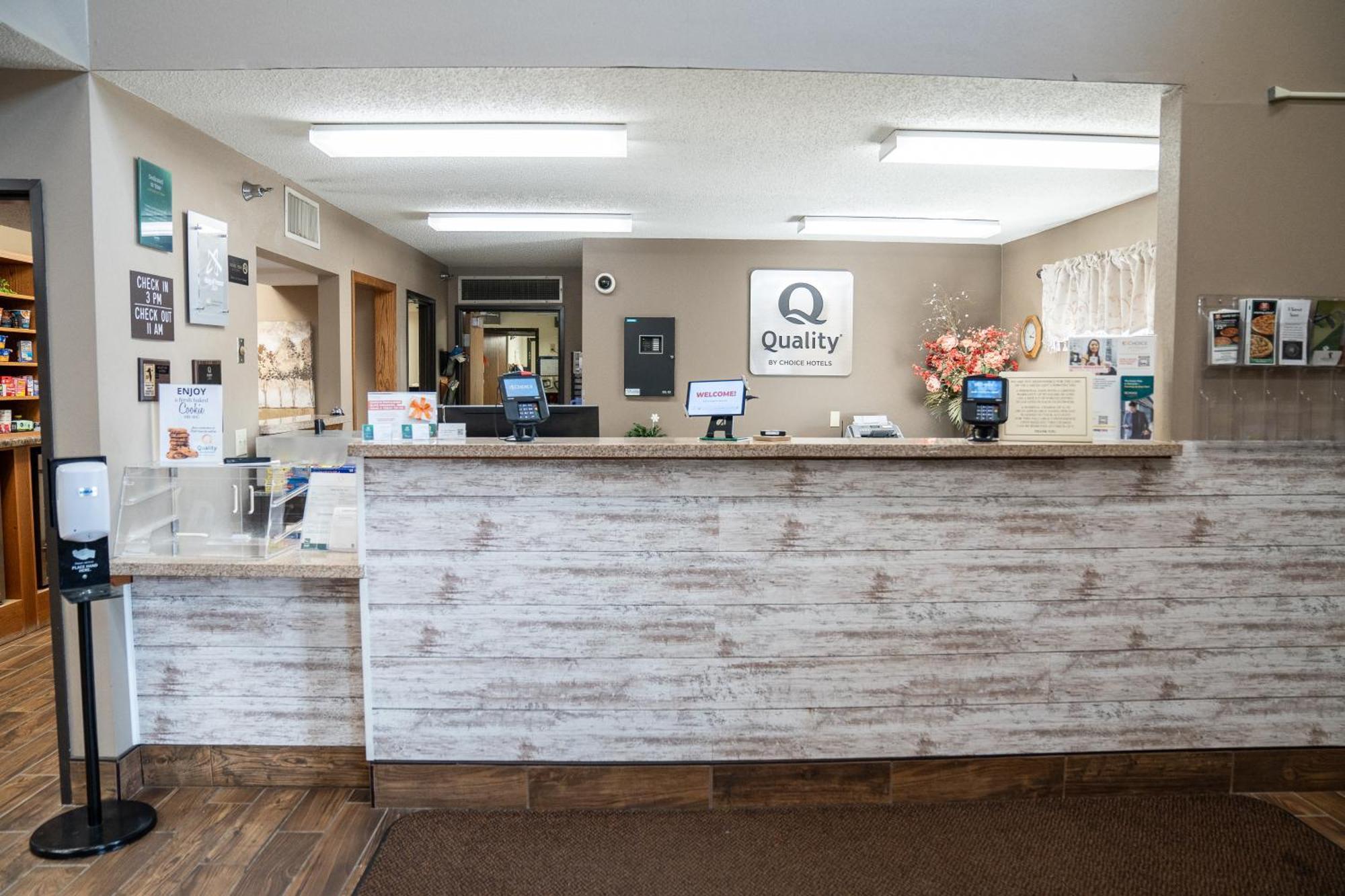 Quality Inn & Suites Watertown Near Prairie Lakes Ice Arena Екстер'єр фото