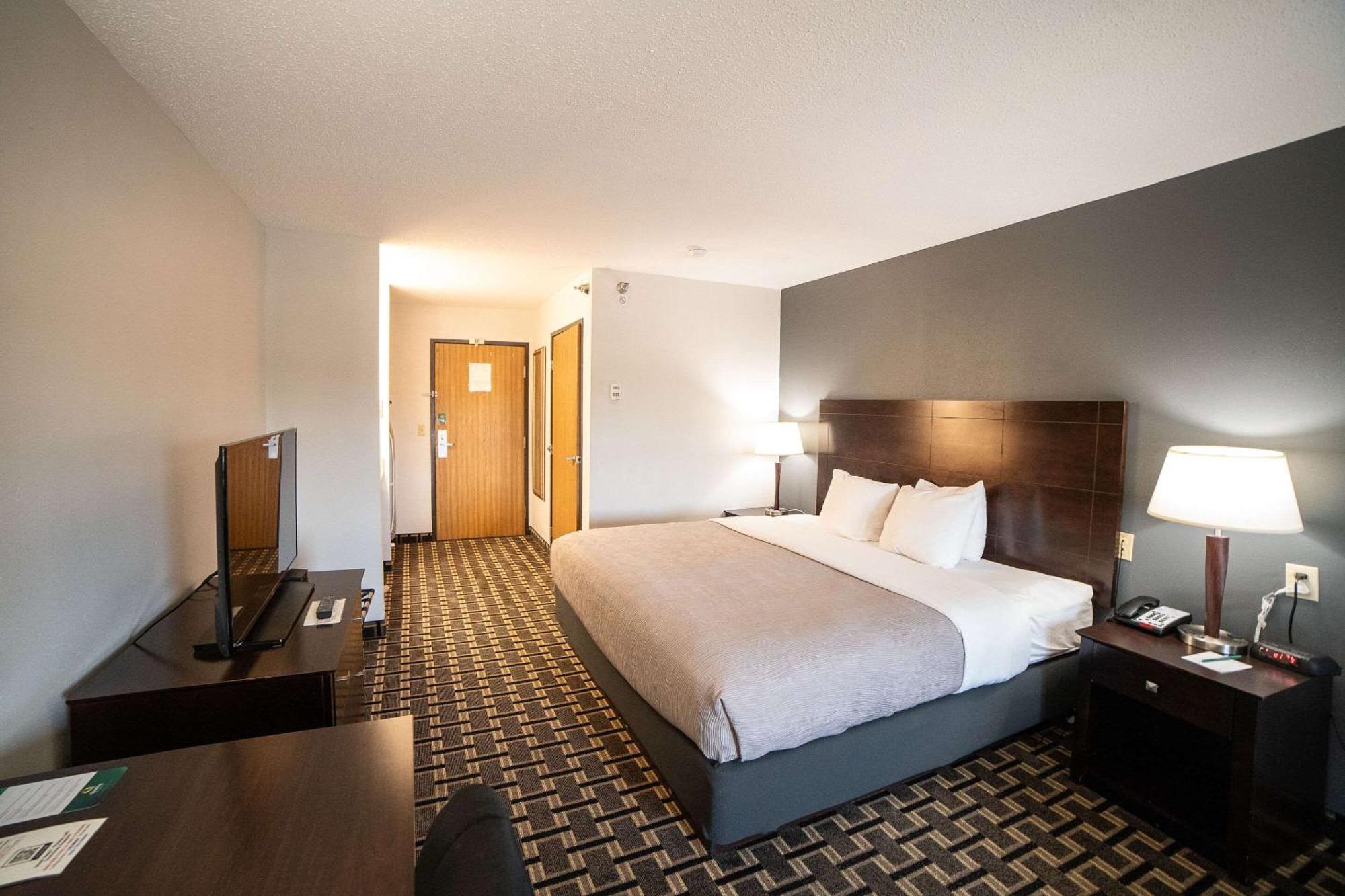 Quality Inn & Suites Watertown Near Prairie Lakes Ice Arena Екстер'єр фото