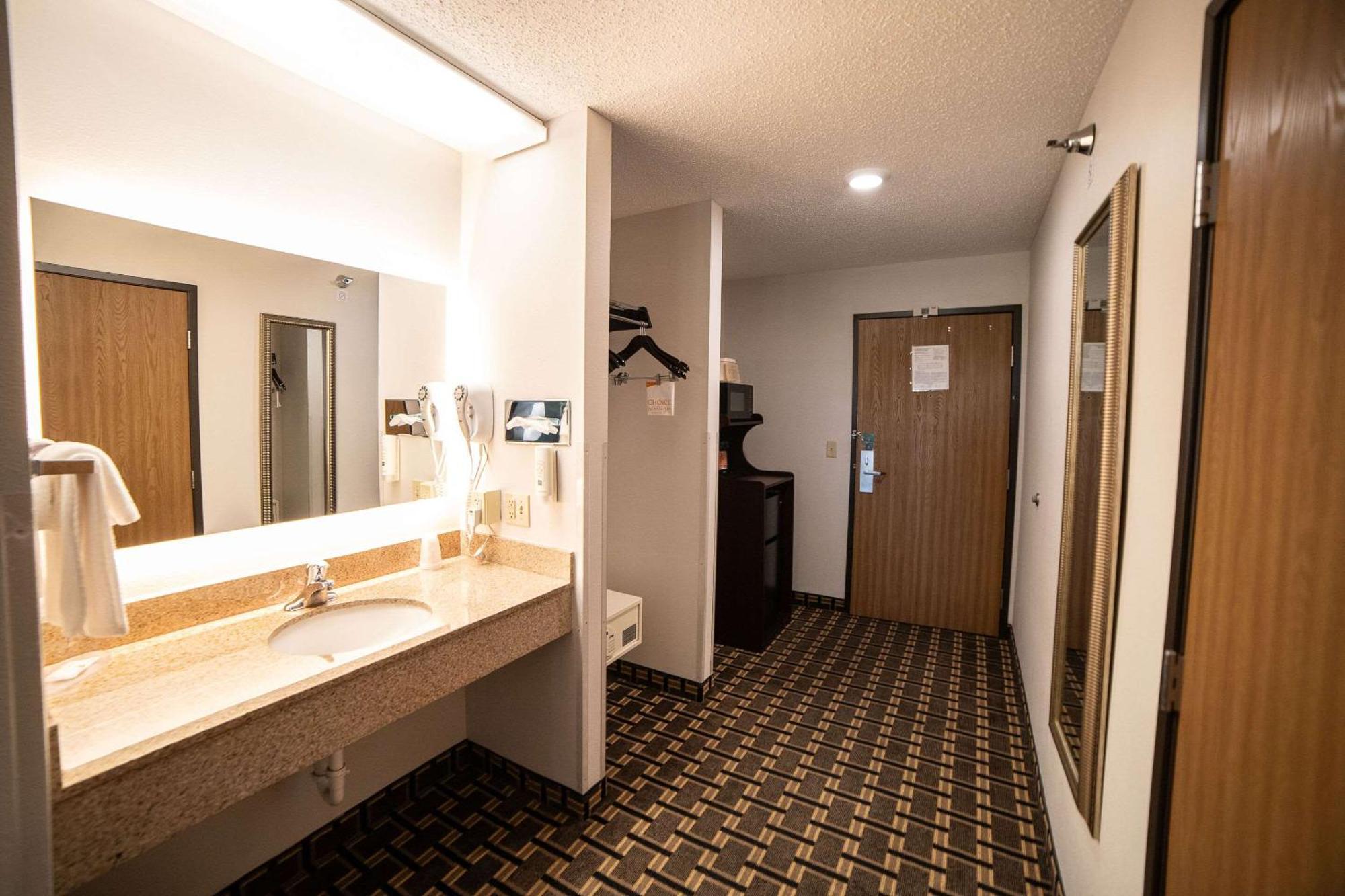 Quality Inn & Suites Watertown Near Prairie Lakes Ice Arena Екстер'єр фото