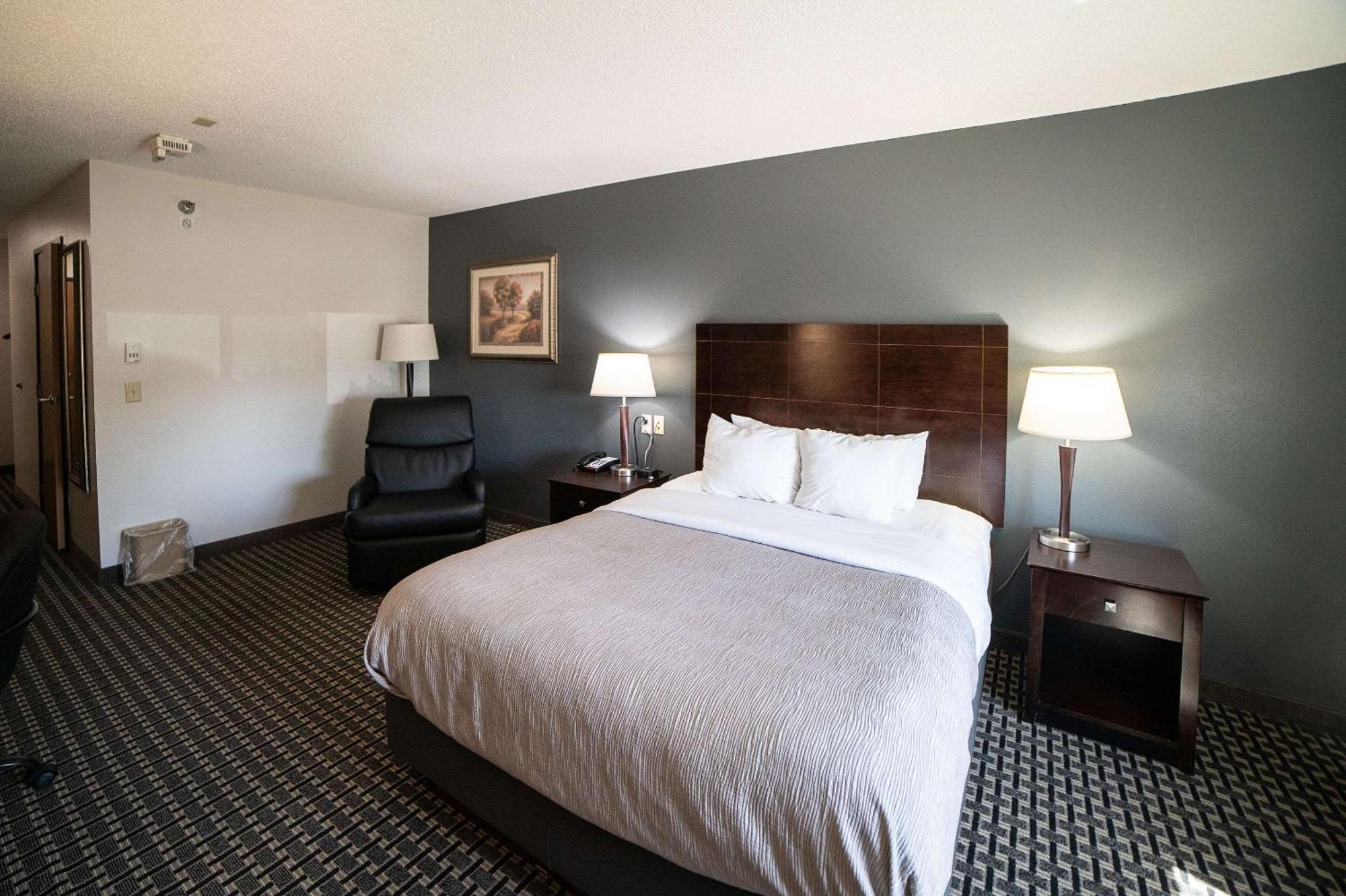Quality Inn & Suites Watertown Near Prairie Lakes Ice Arena Екстер'єр фото