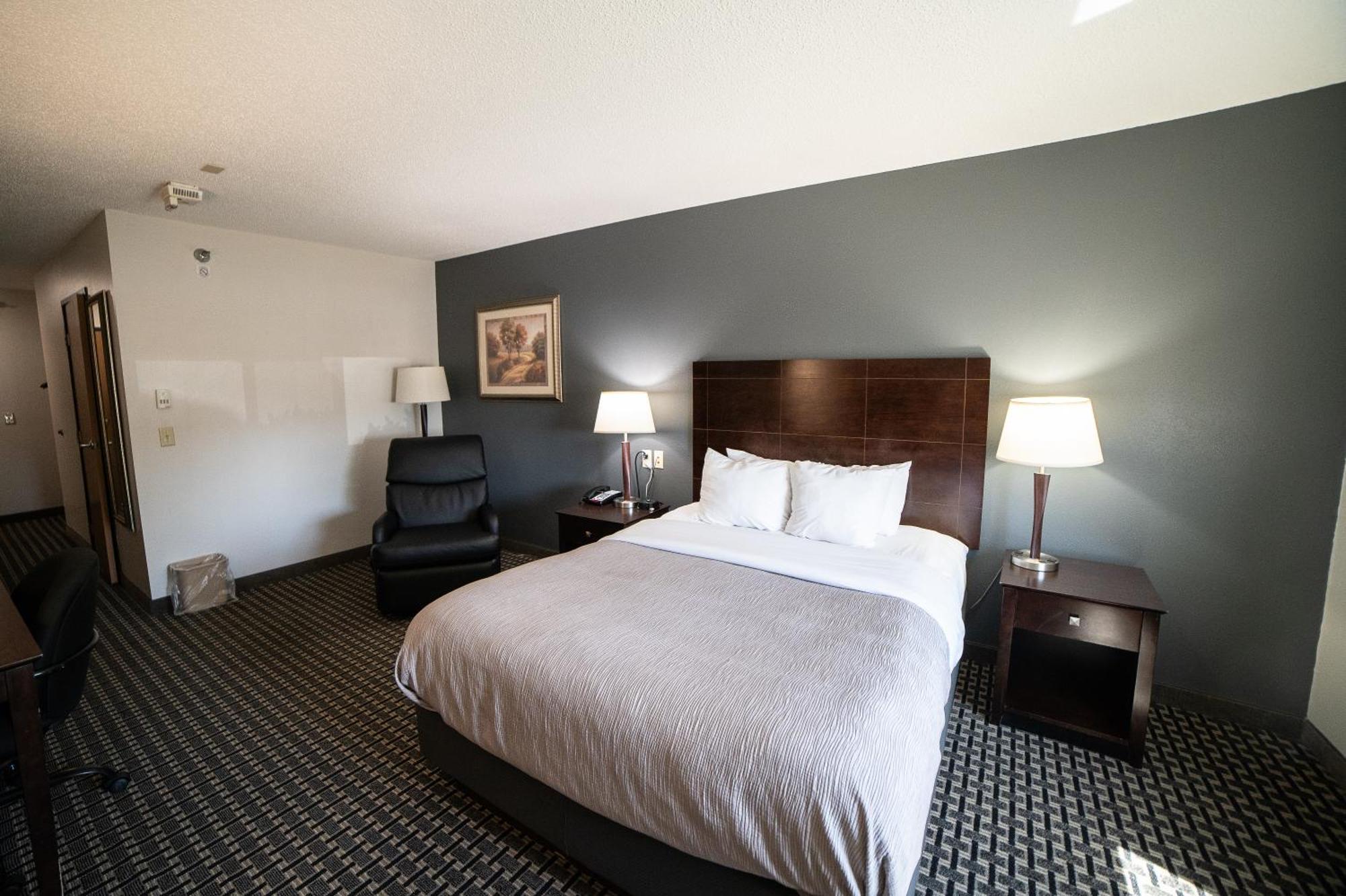 Quality Inn & Suites Watertown Near Prairie Lakes Ice Arena Екстер'єр фото