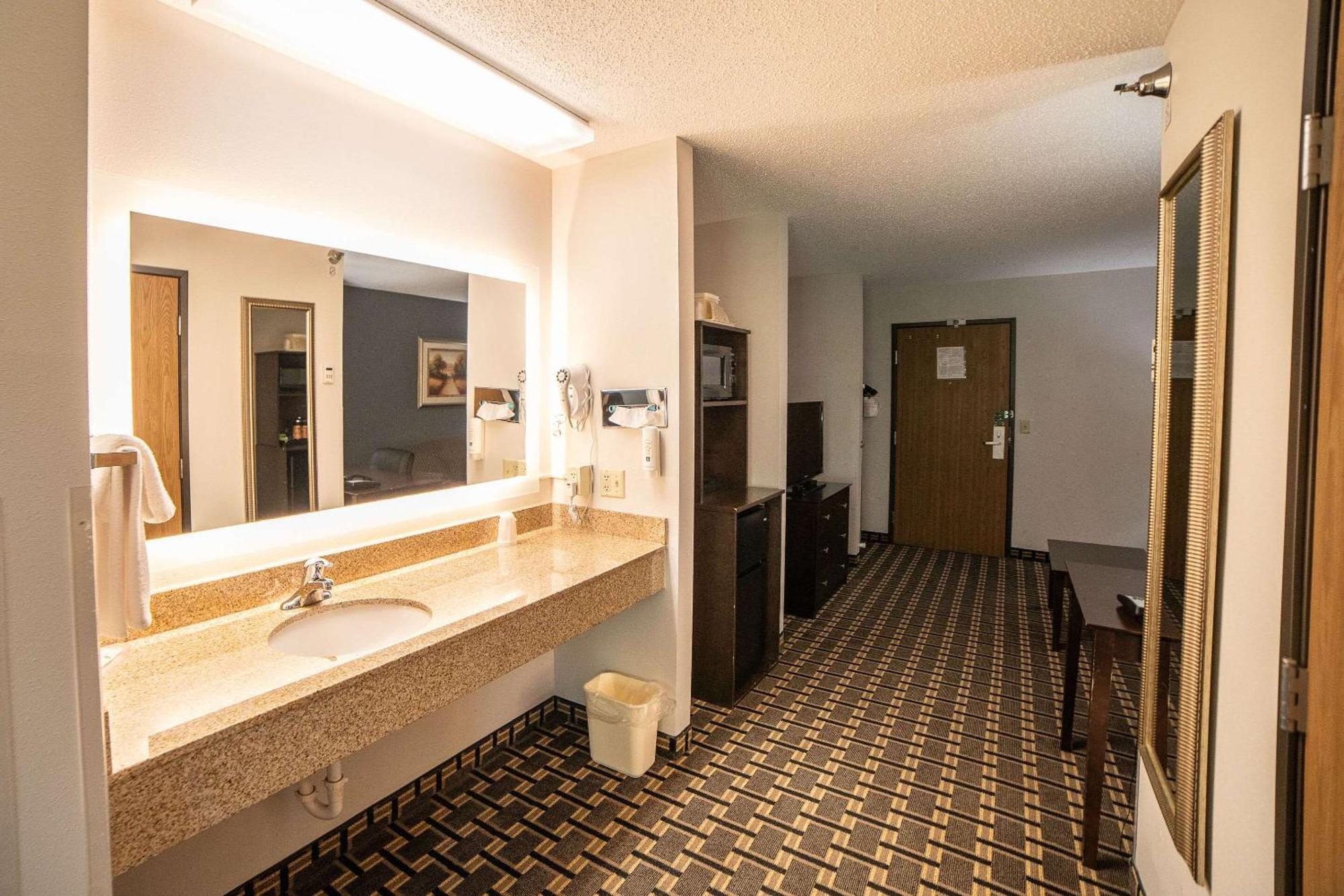 Quality Inn & Suites Watertown Near Prairie Lakes Ice Arena Екстер'єр фото