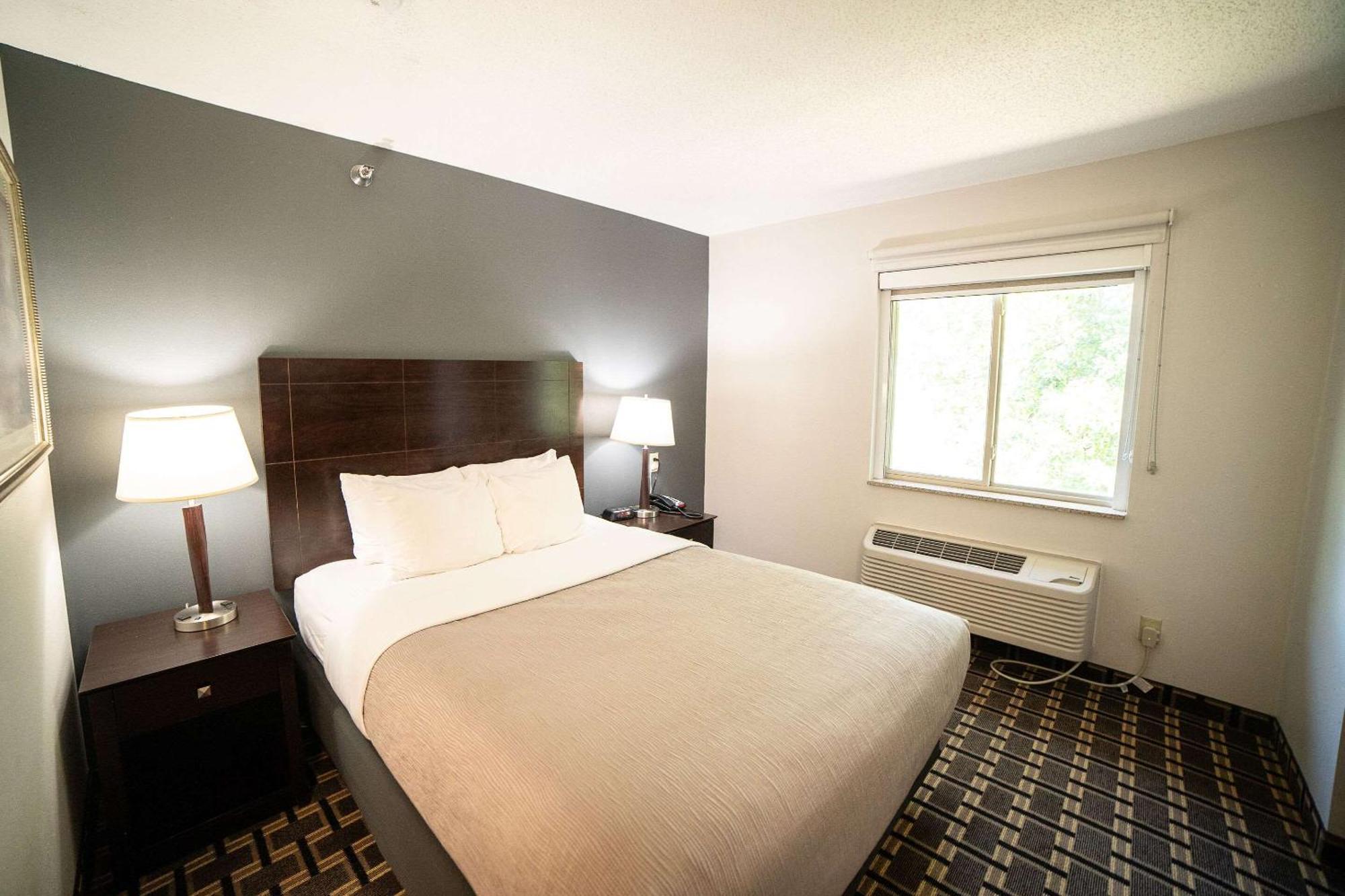 Quality Inn & Suites Watertown Near Prairie Lakes Ice Arena Екстер'єр фото